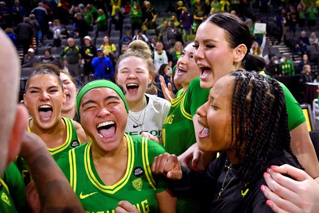 Oregon players celebrate their victory over Washington in the first round of the Pac-12 women's tournament Wednesday