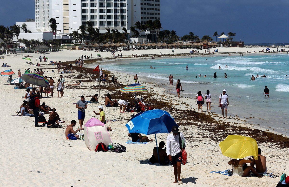 <i>Alonso Cupul/EPA-EFE/Shutterstock</i><br/>Tourists enjoy the beach despite the sargassum algae buildup in Cancun