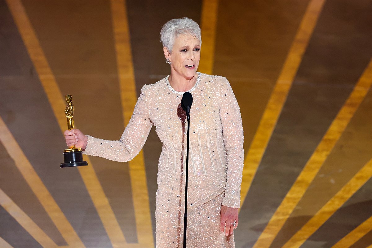 Jamie Lee Curtis wins her first Oscar, references movie star parents who  never scooped top prize - KTVZ