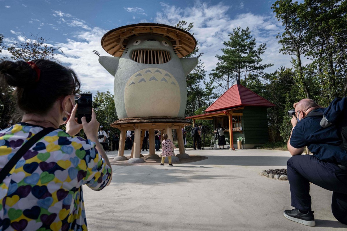 日本の当局は、ジブリパークが彫像でわいせつな自撮りをする訪問者を取り締まることを望んでいます.