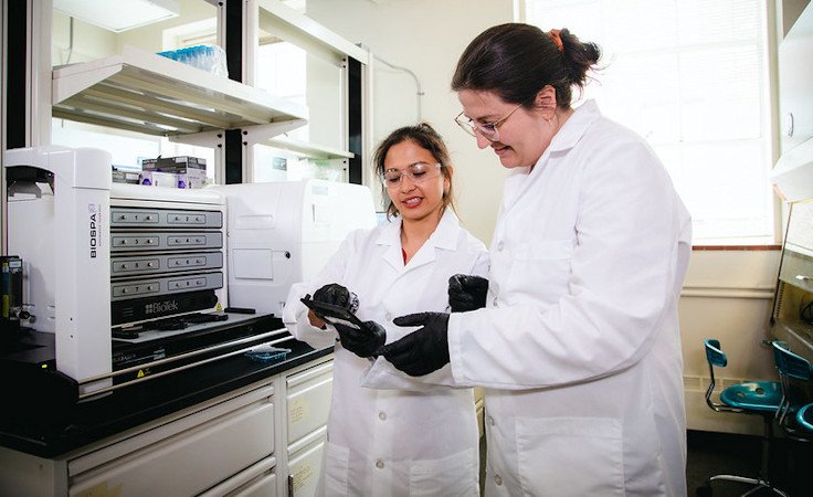 Graduate student Ines Cadena and Kaitlin Fogg, assistant professor of biological engineering in the OSU College of Engineering