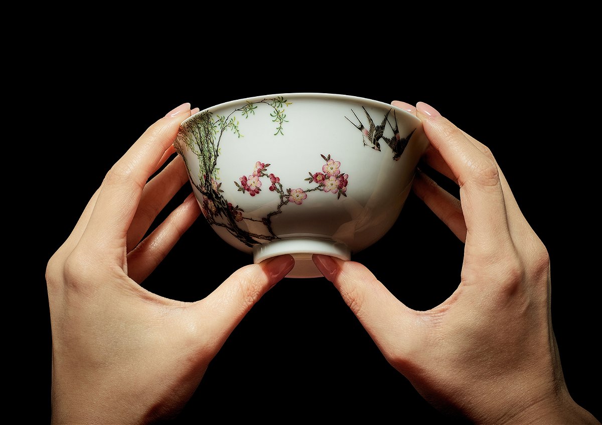 <i>Sotheby's</i><br/>The bowl is 4.5 inches in diameter.