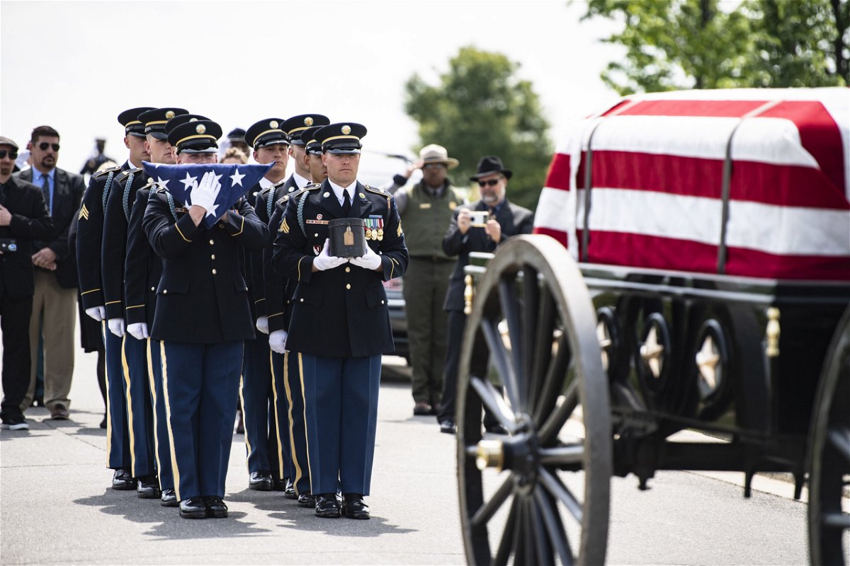 <i>Elizabeth Fraser/U.S. Army</i><br/>Soldiers from the Old Guard with a flag and urn holding remains of Isaac Hart.