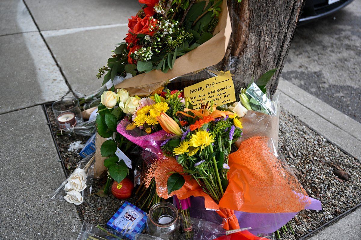 <i>Tayfun Coskun/Anadolu Agency/Getty Images</i><br/>Flowers and cards left as people paying tribute to Bob Lee near the Portside apartment building in San Francisco.