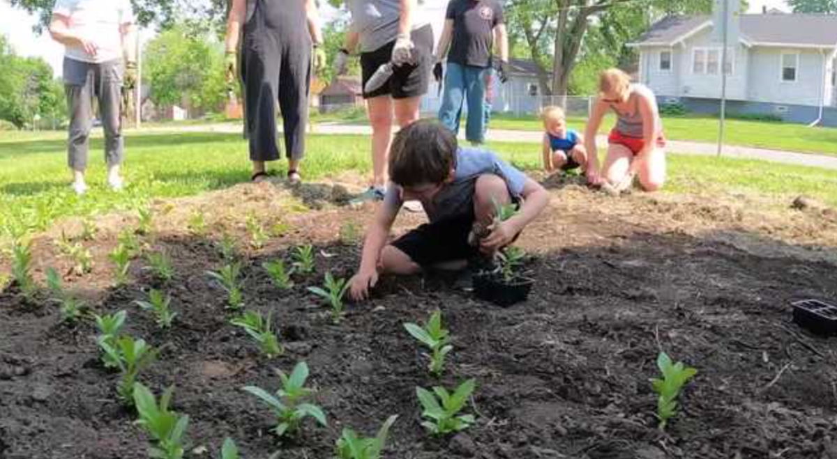 <i>KCCI</i><br/>An effort to beautify several Des Moines neighborhoods finished at Perkins Elementary School Monday afternoon.