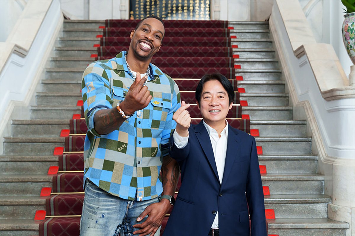 <i>Lai Ching-te/Facebook</i><br/>Former NBA star Dwight Howard poses for a photo with Taiwan Vice President William Lai.