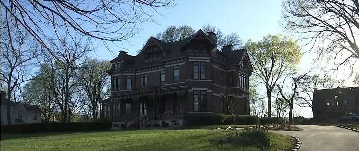 <i></i><br/>The Owners of a historic Kansas home uncovered a trove of secrets.