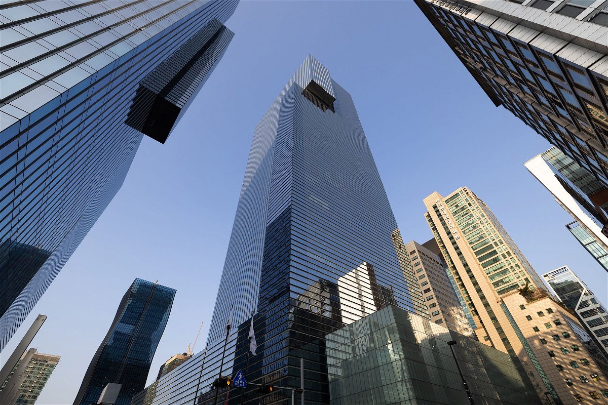 <i>SeongJoon Cho/Bloomberg/Getty Images</i><br/>The Samsung Electronics Co. office building
