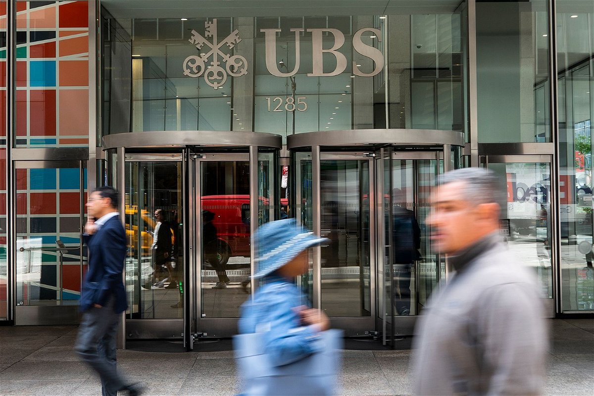 <i>Eduardo Munoz Alvarez/VIEWpress/Getty Images</i><br/>People walk in front of the UBS building in Manhattan