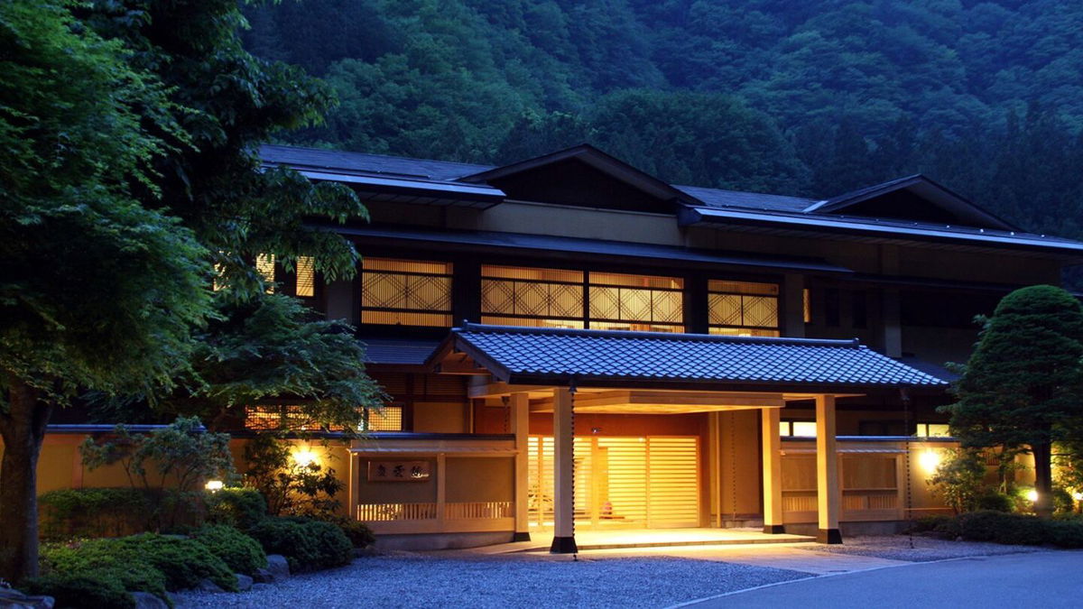 <i>Courtesy Nishiyama Onsen Keiunkan</i><br/>The front entrance of Nishiyama Onsen Keiunkan.