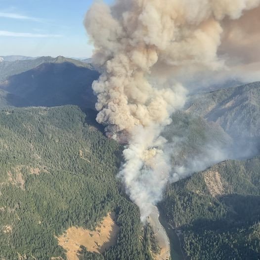 Nearly 350 firefighters battling Flat Fire in SW Oregon that has grown