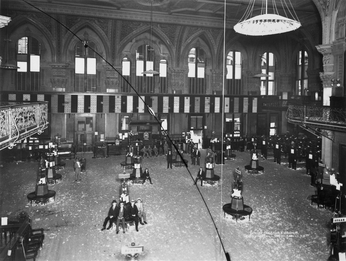 <i>Bettmann Archive/Getty Images</i><br/>The interior of the New York Stock Exchange's old building in 1895.
