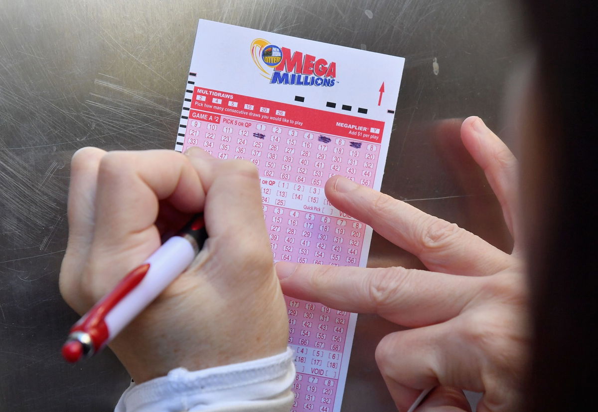 <i>ANGELA WEISS/AFP/AFP via Getty Images</i><br/>The current Mega Millions jackpot of $910 million would have a lump-sum value of $464.2 million.