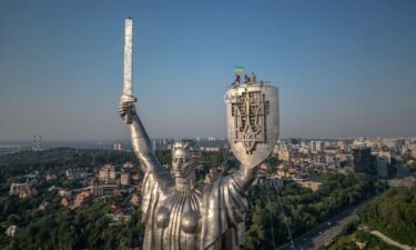 The Ukrainian trident replaced the coat of arms of the former Soviet Union