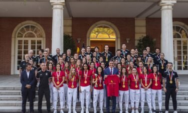 The team has a photo taken with Spanish Prime Minister Pedro Sánchez.
