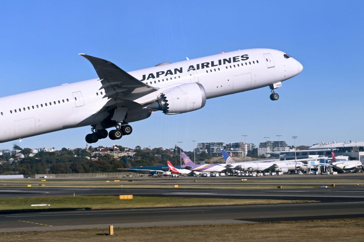 <i>William West/AFP via Getty Images</i><br/>A photo taken on August 20 shows a Japan Airlines 787 Dreamliner departing Sydney´s Kingsford Smith Airport.