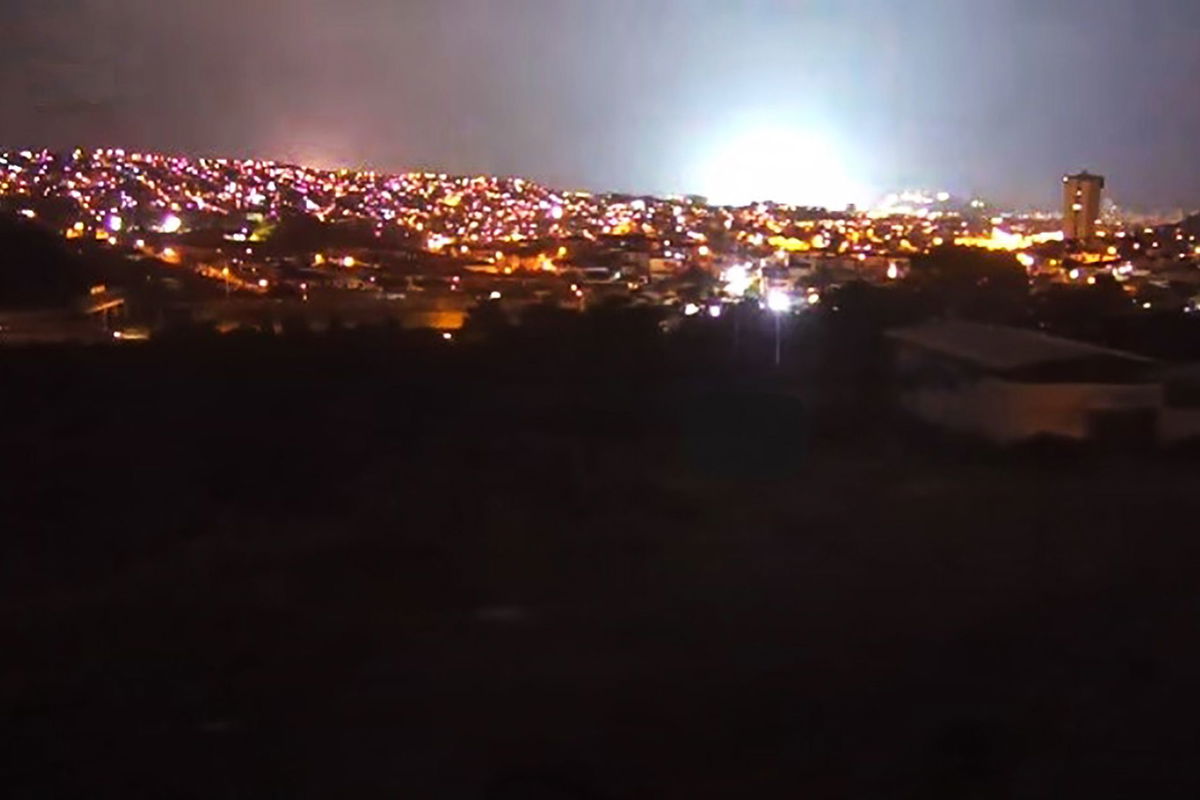 <i>Antonio Lira</i><br/>Earthquake lights seen in Mexico City.