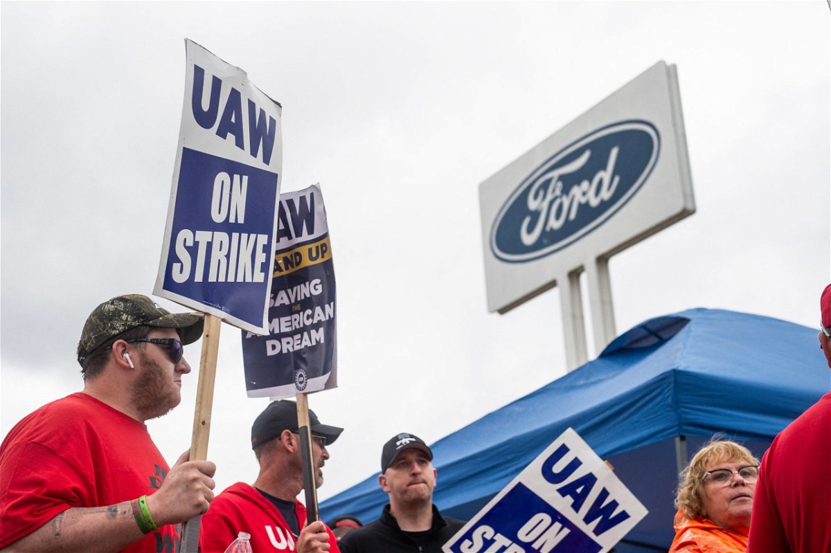 <i>Matthew Hatcher/AFP/Getty Images</i><br/>Members of the United Auto Workers (UAW) pickett outside of the Michigan Parts Assembly Plant in Wayne