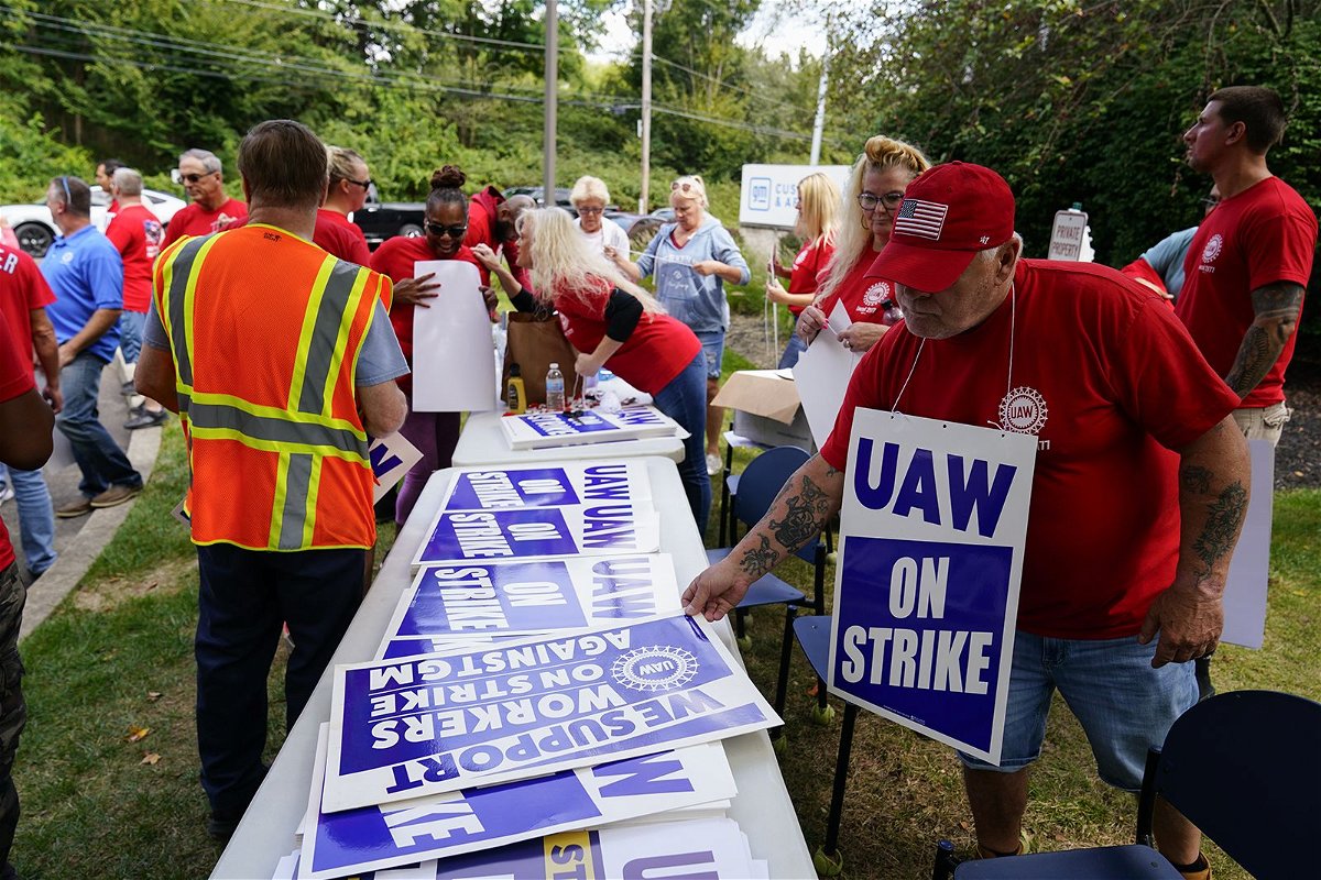 <i>Matt Rourke/AP</i><br/>United Auto Workers members and supporters picket outside a General Motors facility in Langhorne