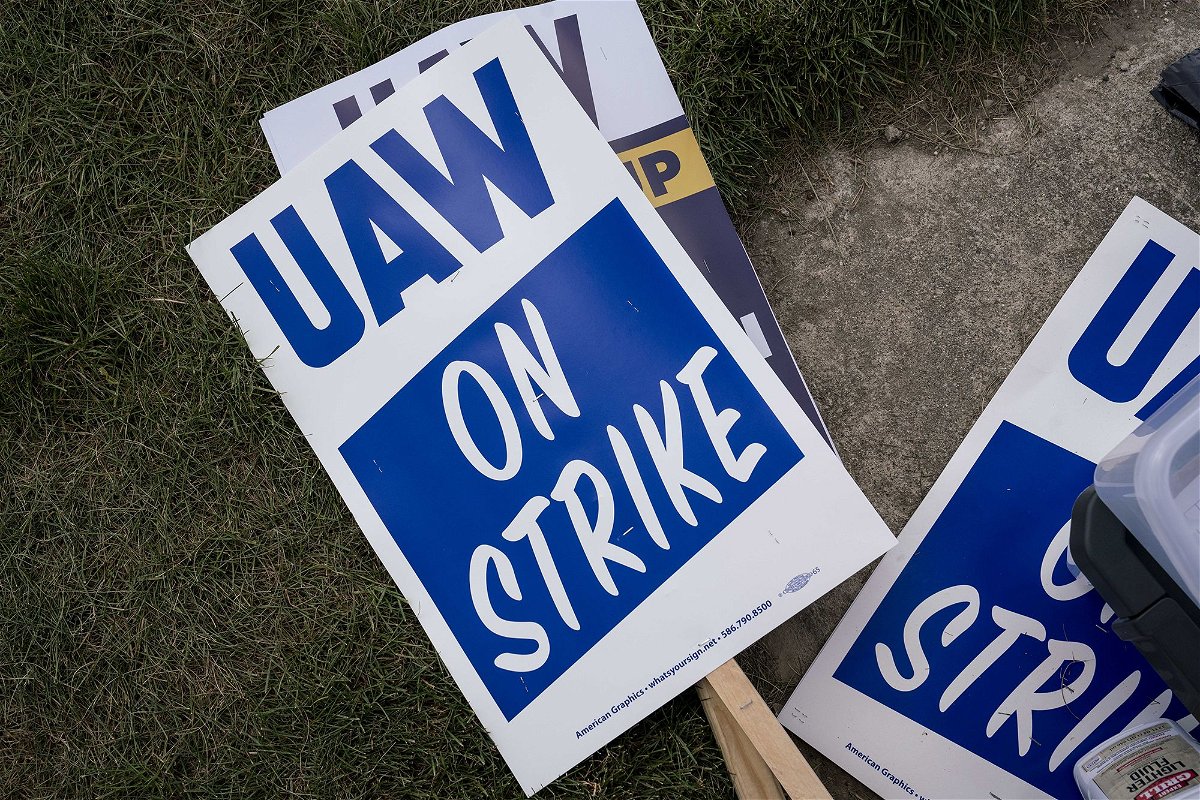 <i>Sarah Rice/Getty Images</i><br/>The United Auto Workers Union is prepared to strike automakers for “months