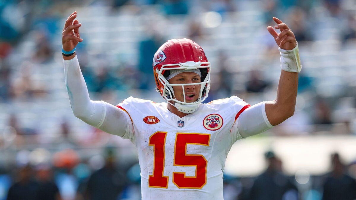 Patrick Mahomes signs 10-year contract with Kansas City Chiefs