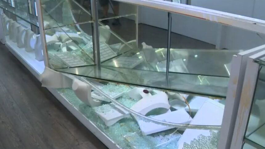 <i></i><br/>An attempted robber was fought off by the owners of Meza's Jewelry in El Monte