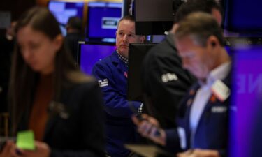 Traders work on the floor at the New York Stock Exchange on October 23. US stocks fell Thursday morning under the pressure of disappointing third-quarter results from Big Tech companies and high Treasury yields.