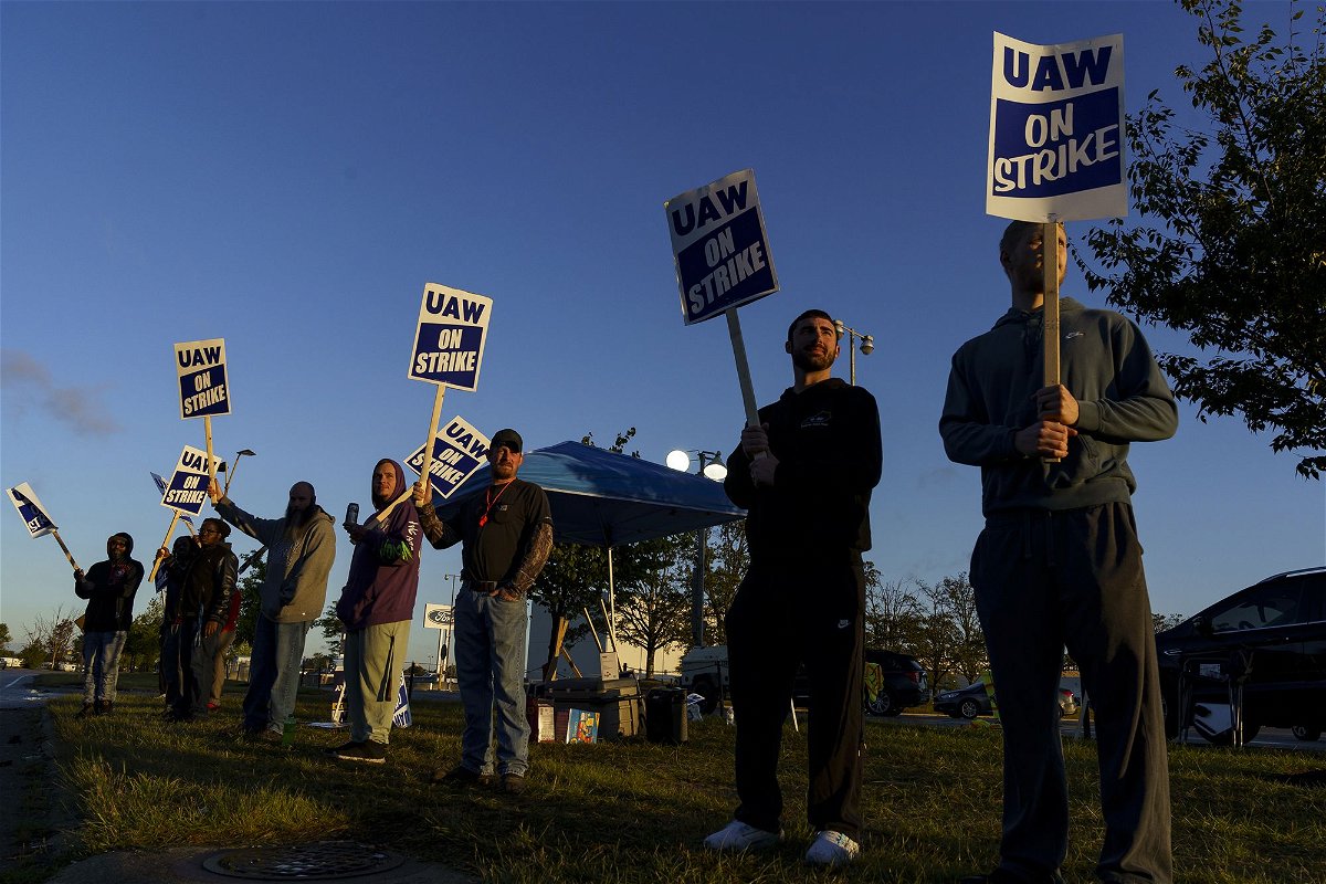 <i>Michael Swensen/Getty Images</i><br/>Factory workers and UAW union members form a picket line outside the Ford Motor Co. Kentucky Truck Plant in the early morning hours on October 14