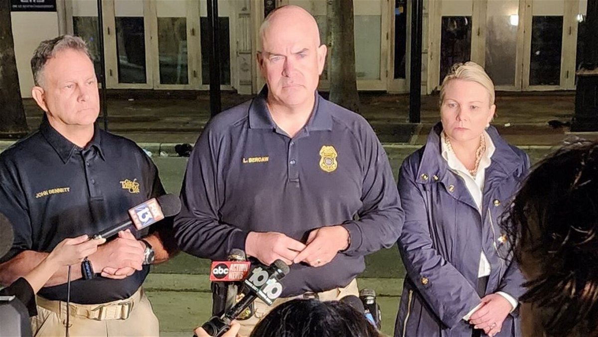 Police: 2 dead, 1 wounded in central Florida mall shooting