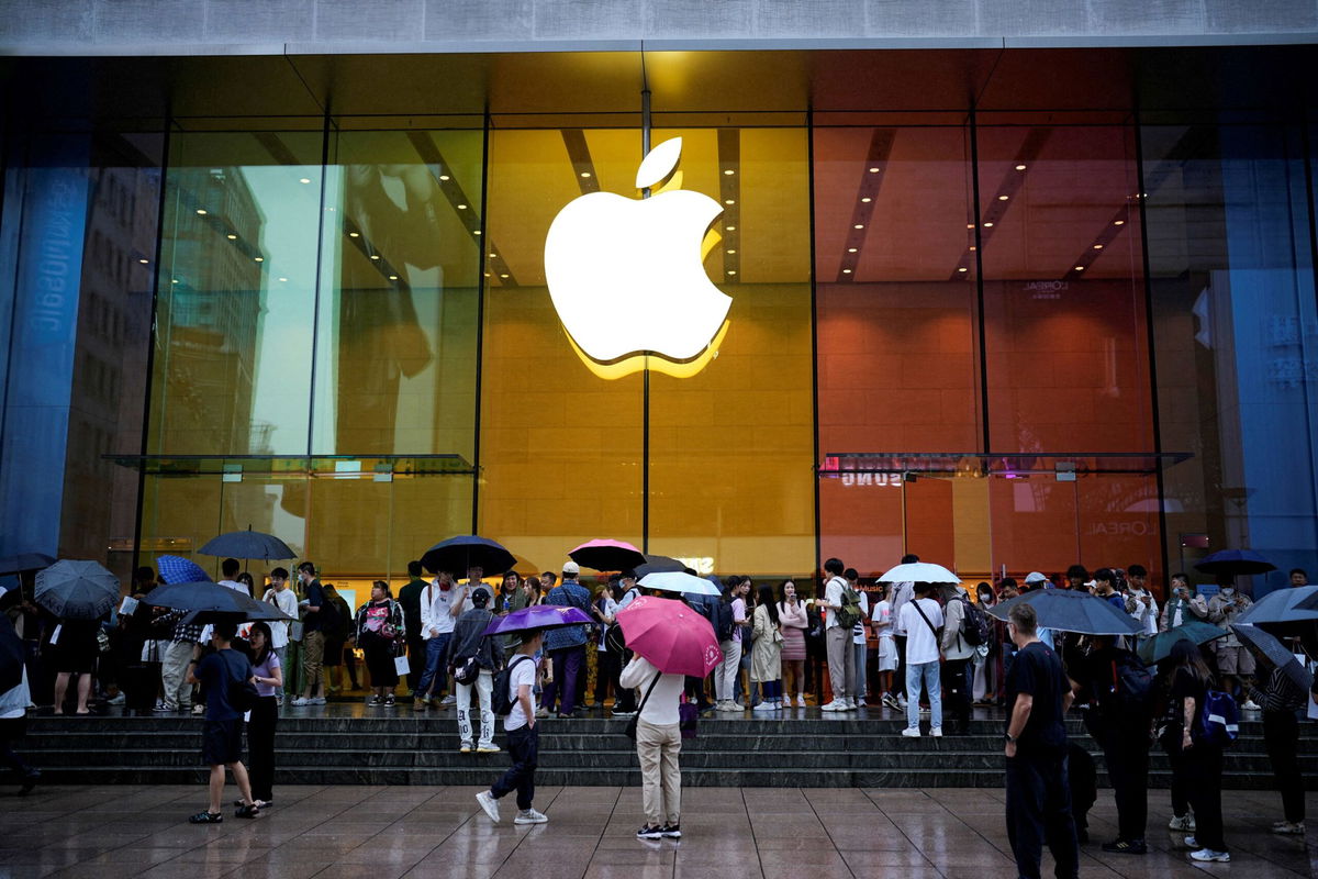 <i>Aly Song/Reuters</i><br/>People stand outside an Apple Store as Apple's new iPhone 15 officially goes on sale across China