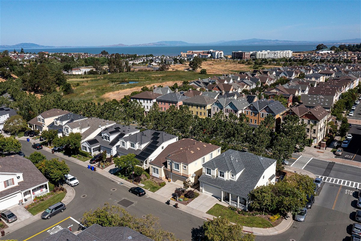 <i>David Paul Morris/Bloomberg/Getty Images</i><br/>Mortgage rates drop for first time in seven weeks. Pictured are homes in Hercules