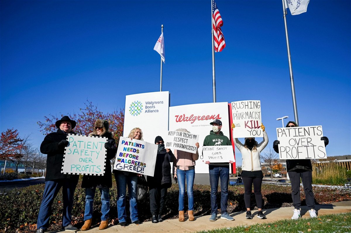 <i>Vincent Alban/Reuters</i><br/>A small number of employees and supporters picket outside the headquarters of drugstore chain Walgreens during a three-day walkout by pharmacists in Deerfield