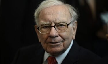 Warren Buffett’s Berkshire Hathaway unloaded its entire $850 million worth of General Motors (GM) stock last quarter