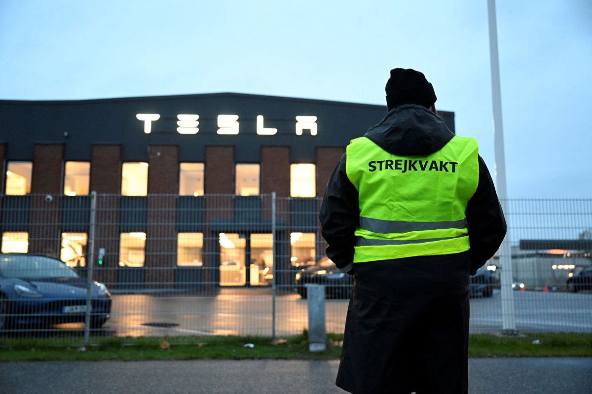 <i>Jessica Gow/TT News Agency/Reuters</i><br/>A union official takes part in a strike outside Tesla's Service Center in Segeltorp