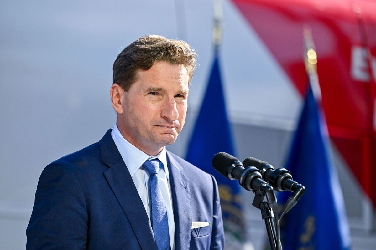 <i>Gaelen Morse/Getty Images</i><br/>Minnesota Rep. Dean Phillips (D-MN)(R) holds a rally outside the New Hampshire State House in Concord on October 27