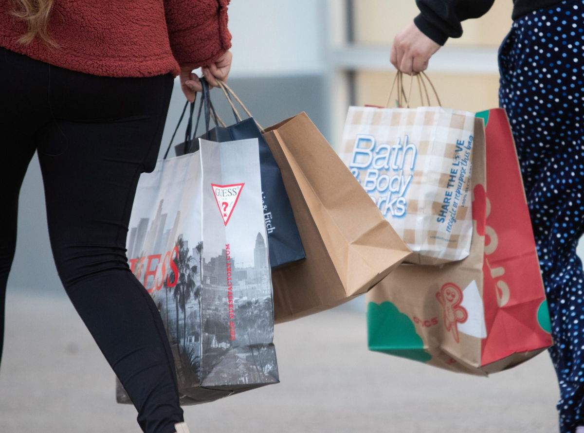 <i>Nicole Mullen/The Republic/USA Today Network</i><br/>Black Friday shoppers at Tanger Phoenix Outlets in Glendale