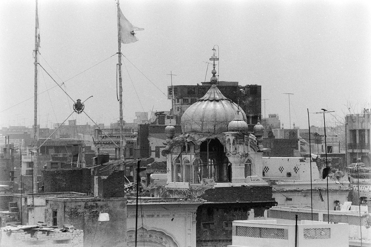 <i>Chris Helgren/Reuters</i><br/>Pro-indepence Khalistan flags are seen at the Guru Nanak Sikh Gurdwara temple