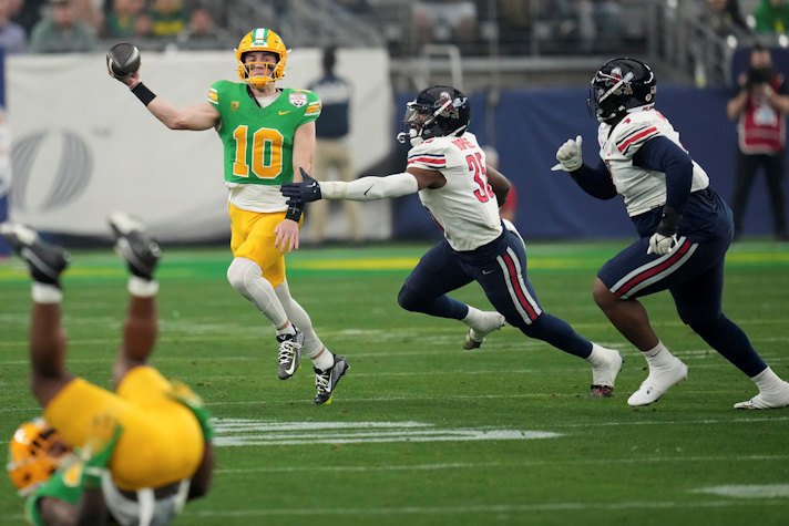 Oregon quarterback Bo Nix (10) throws under pressure during the first half on the NCAA Fiesta Bowl college football game against Liberty, Monday, Jan. 1, 2024, in Glendale, Ariz. 
