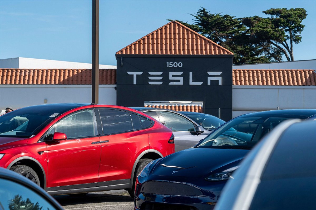 <i>David Paul Morris/Bloomberg/Getty Images/File</i><br/>Vehicles at a Tesla store in Colma