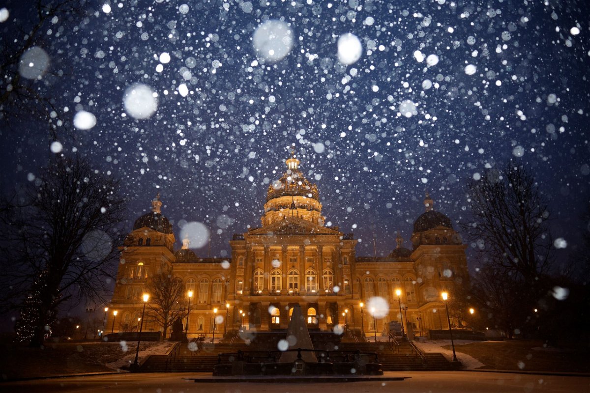 <i>Chip Somodevilla/Getty Images</i><br/>Snow falls on the Iowa State Capitol in Des Moines amid a powerful winter storm on January 8.