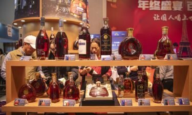People purchase brandy during a trade fair in Hainan