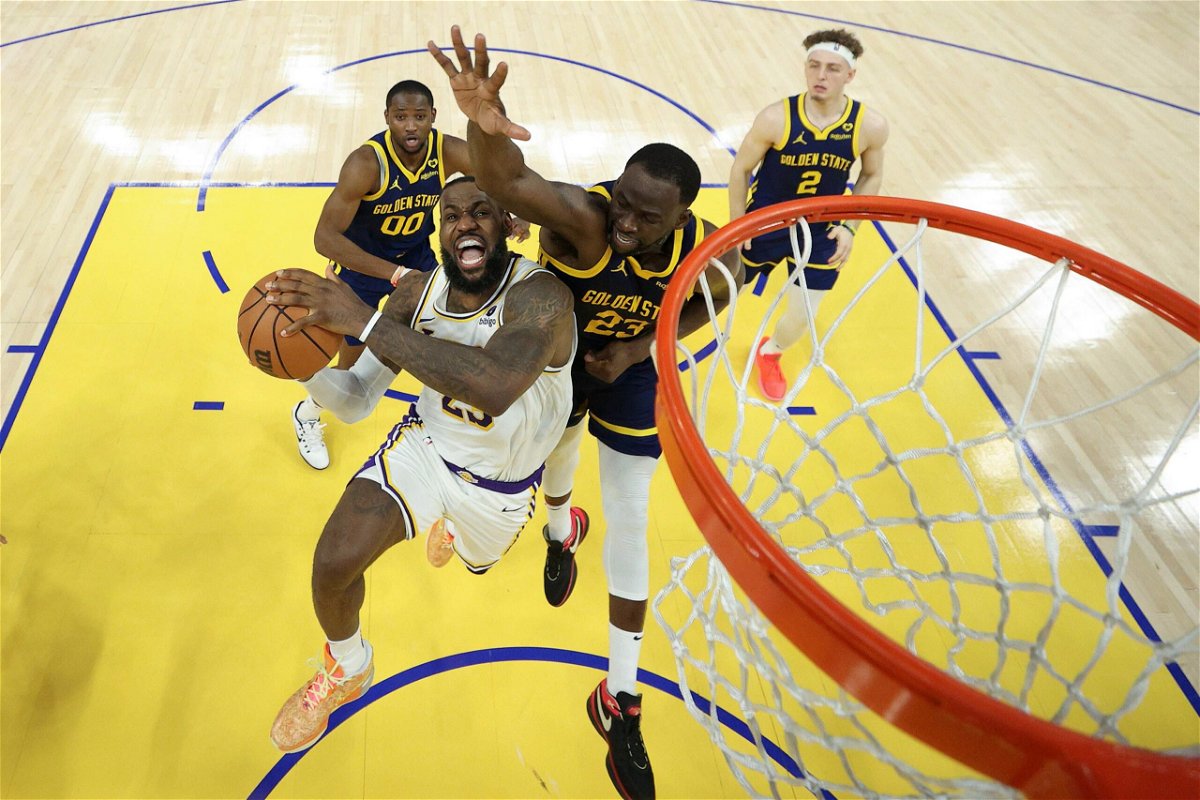 <i>Ezra Shaw/Getty Images</i><br/>Curry shoots over Anthony Davis of the Lakers.