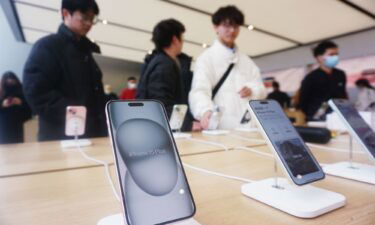 Customers experience the iPhone15 series at Apple's flagship store in Hangzhou