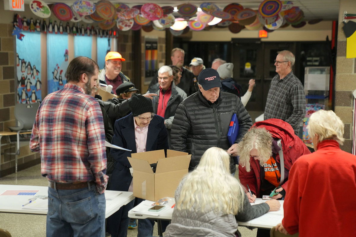 <i>Cheney Orr/Reuters</i><br/>People arrive at a caucus site at Fellows Elementary School as voters get ready to choose a Republican presidential candidate in Ames