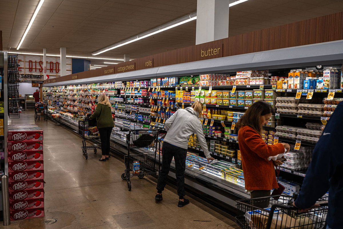 <i>Ash Ponders/Bloomberg/Getty Images</i><br/>Shoppers at an Albertsons-owned Safeway grocery store in Scottsdale in 2024.