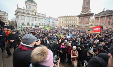 Chancellor Scholz and Foreign Minister Baerbock are pictured at the "Potsdam defends itself" demonstrations.