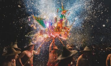 Folk artists perform Qiaolin fireworks dragon