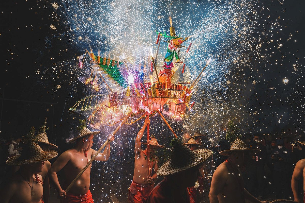 <i></i><br/>Folk artists perform Qiaolin fireworks dragon
