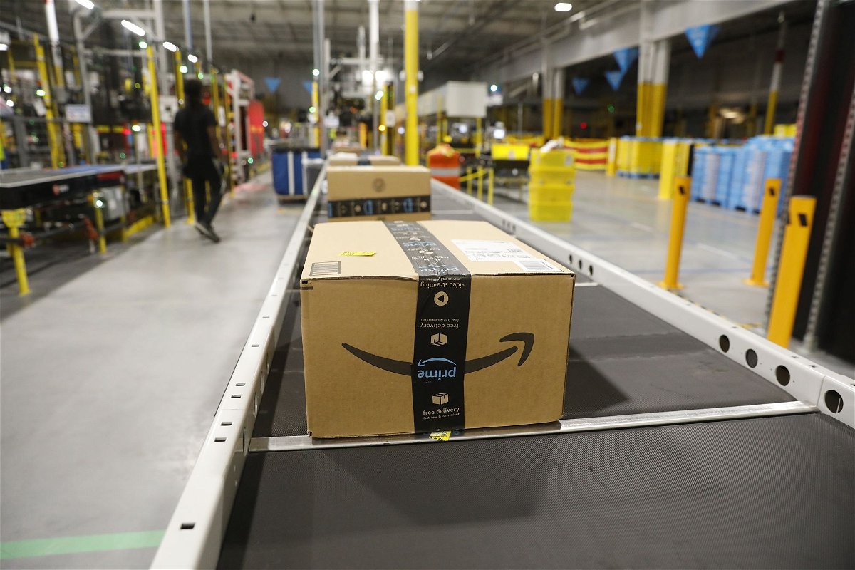 <i>Octavio Jones/Getty Images</i><br/>Amazon revenue climbs 14% during holiday quarter