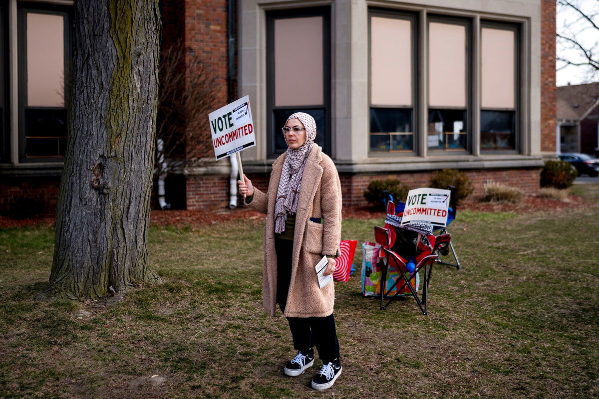 <i>Nic Antaya/Bloomberg/Getty Images via CNN Newsource</i><br/>A volunteeer holds a 